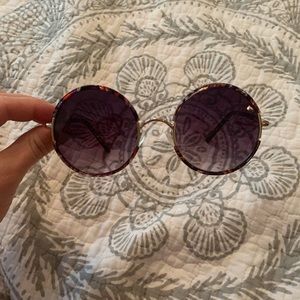 Round sunglasses with pink/purple design